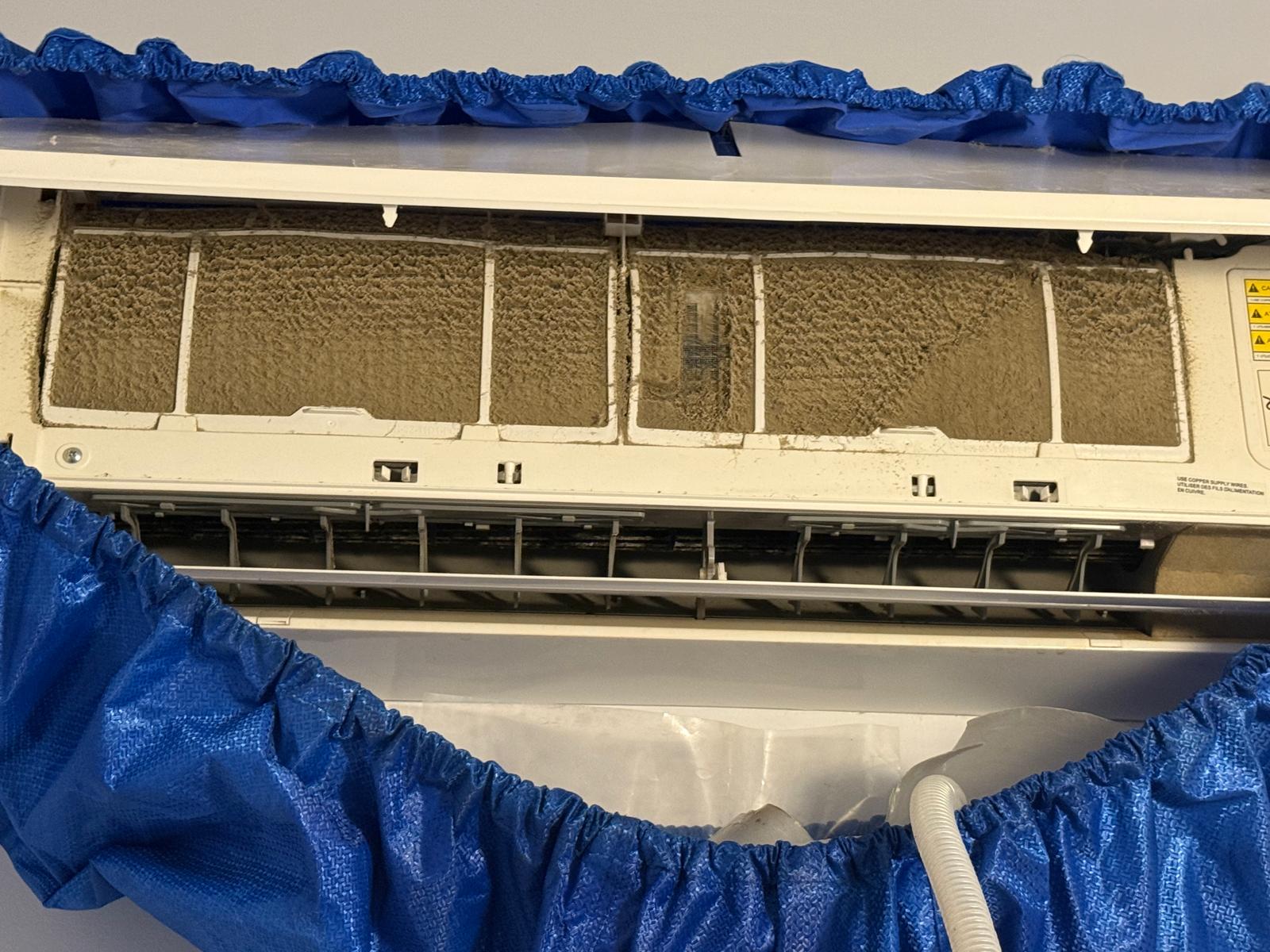 Thermopompe murale en cours d'entretien