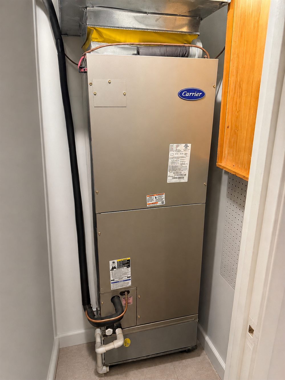 Installation CVAC résidentielle — fournaise Carrier avec conduits de ventilation métalliques