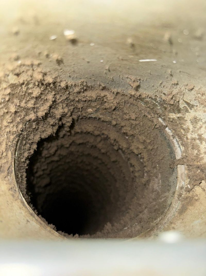 Conduit de ventilation encrassé avant nettoyage SénClim