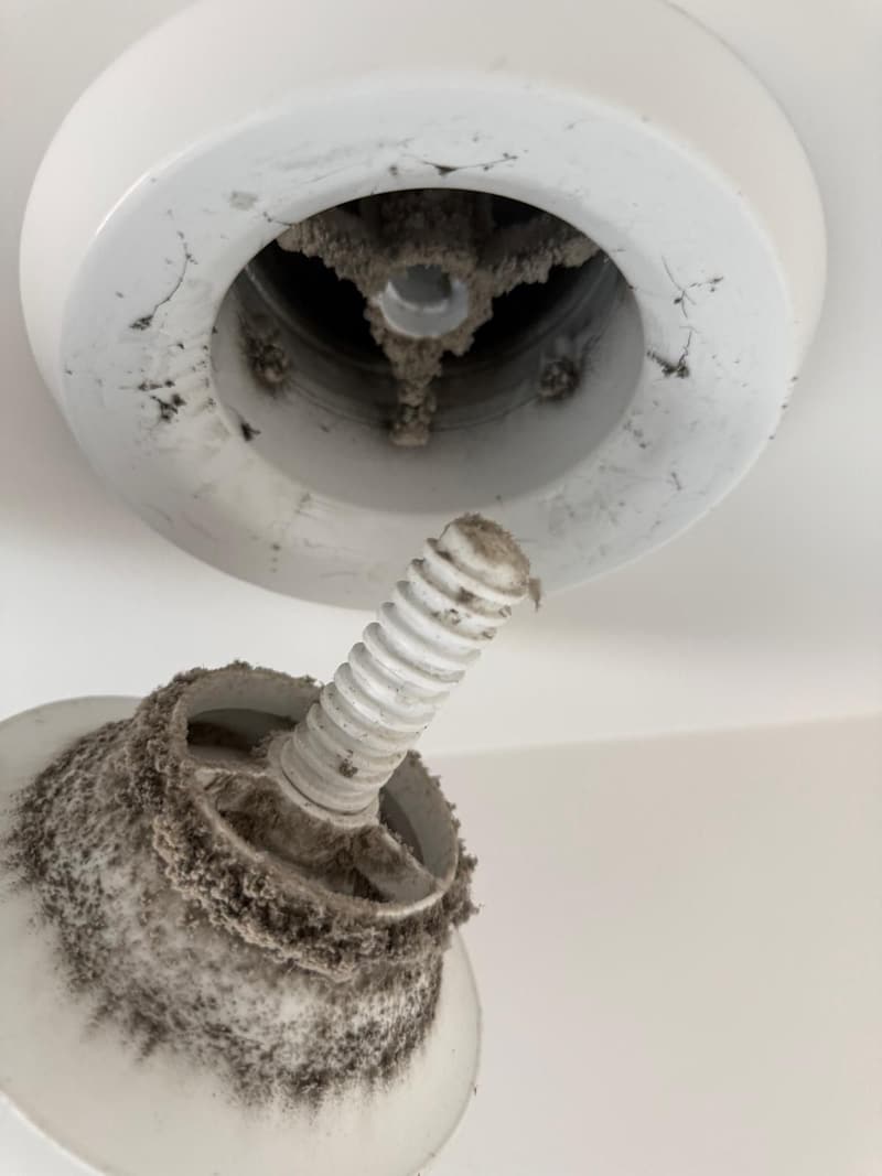 Bouche de ventilation fortement encrassée avant nettoyage
