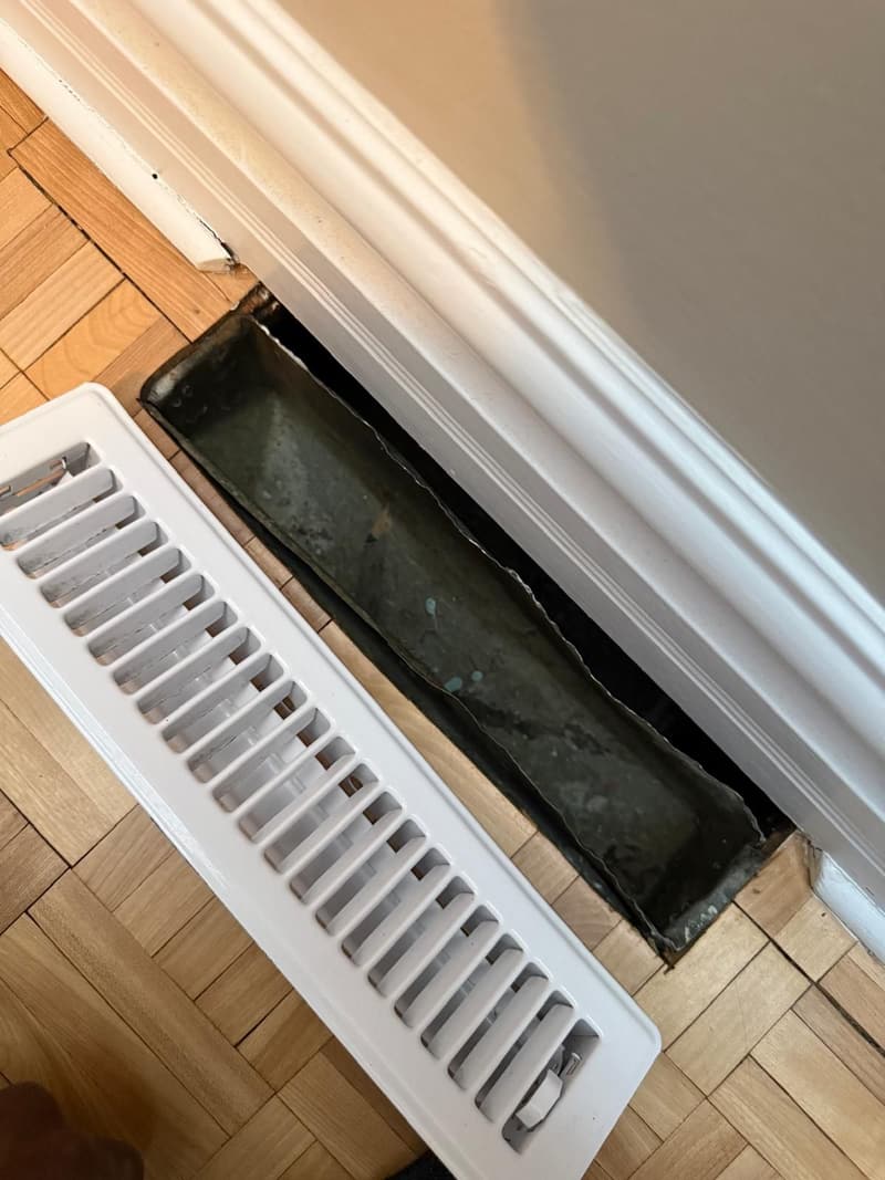 Bouche de plancher retirée pour l'entretien