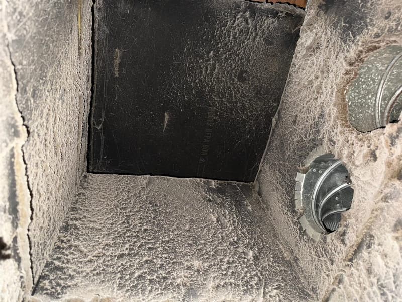 Échangeur d'air ouvert pour entretien complet — noyau et ventilateurs visibles