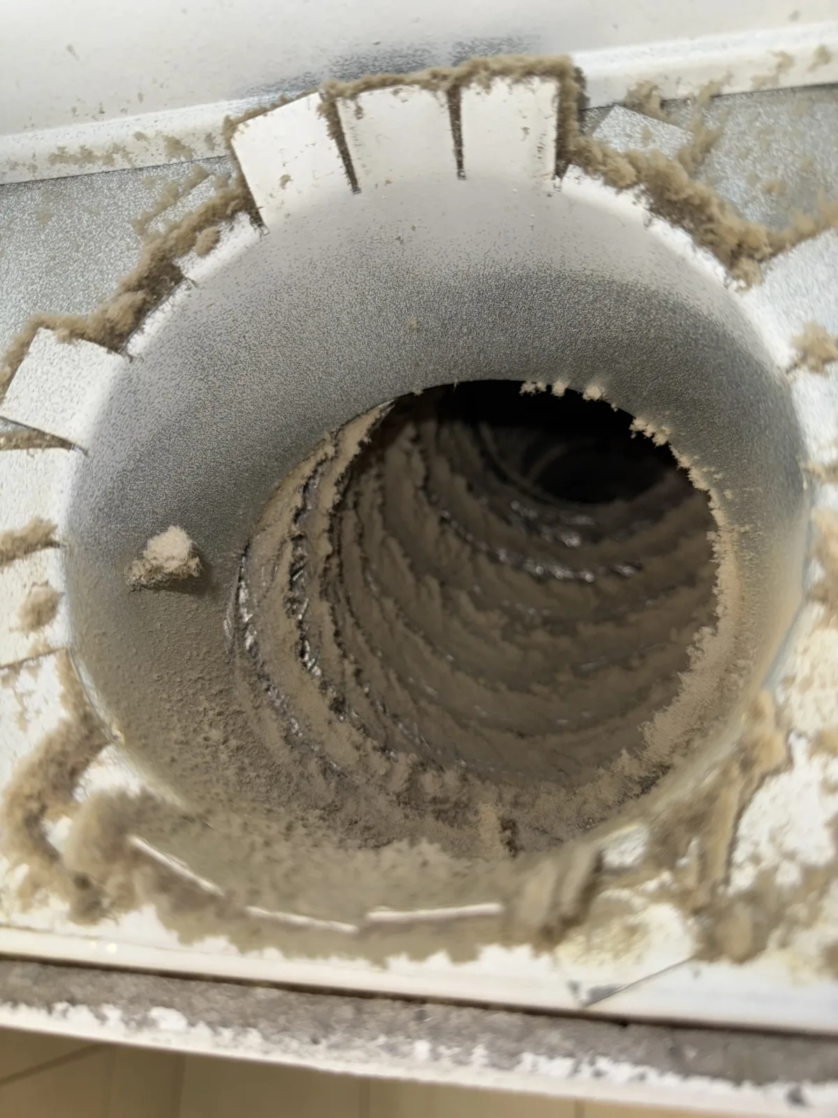 Conduit de ventilation obstrué par la poussière