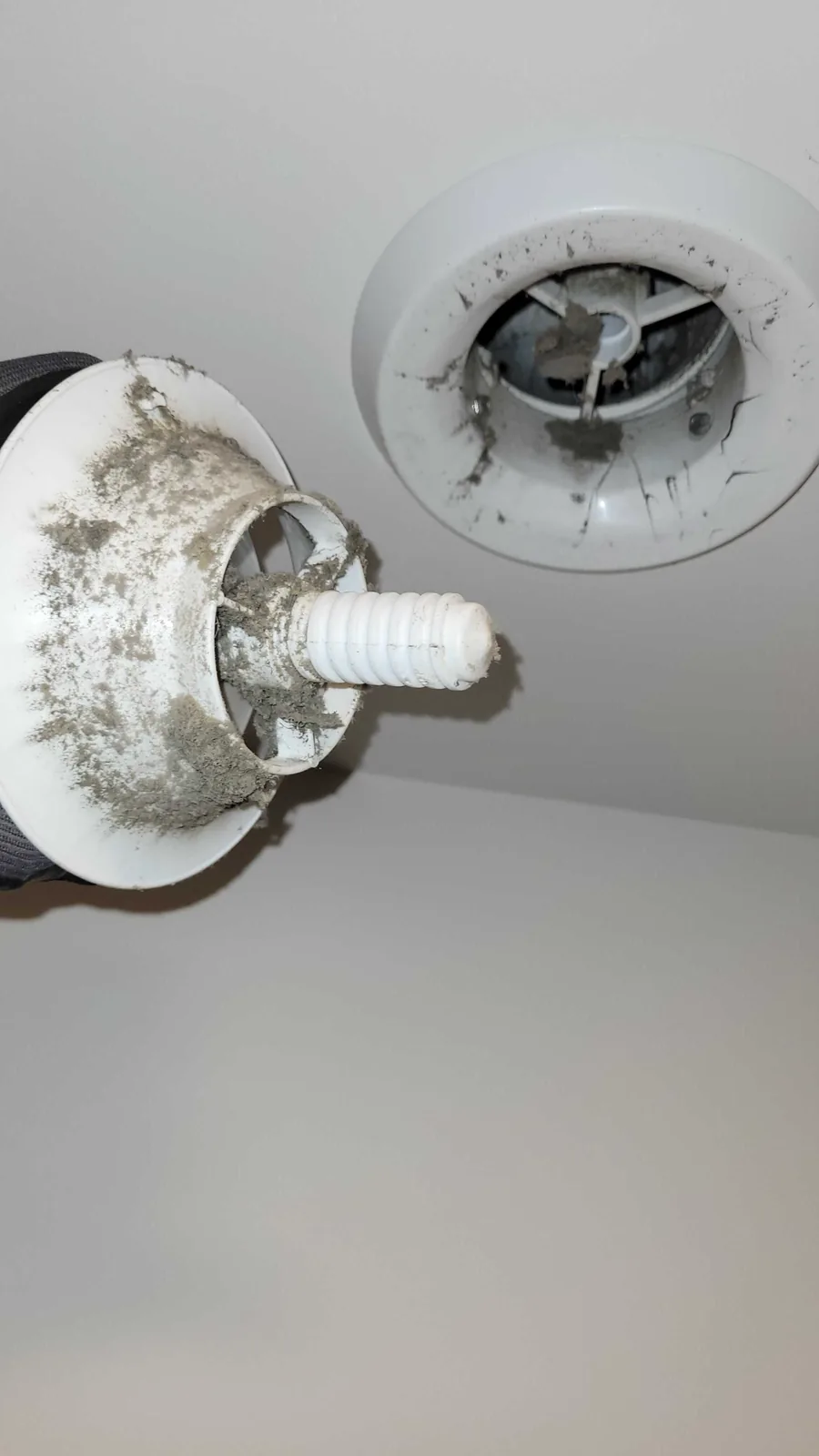 Bouche de ventilation encrassée retirée lors d'un nettoyage SénClim